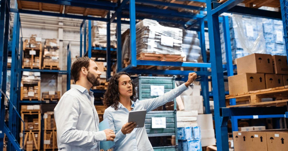 un homme et une femme vérifiant tous les stocks ou l'inventaire sur place